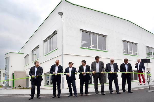 Symbolický akt stříhání pásky zahájil provoz v nové budově společnosti Murrelektronik ve Stodu.