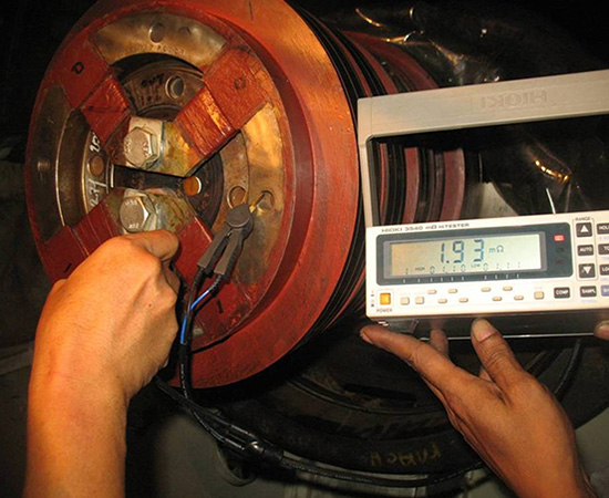 Měření a charakter částečných výbojů (ČV) v točivých strojích