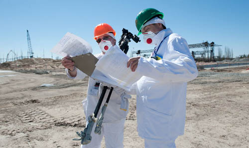 Pracovníci musí pracovat v ochranných oděvech s maskami, které filtrují potenciálně radioaktivní částice. Také jsou vybaveny dozimetry, které sledují jejich každodenní vystavení zářením.