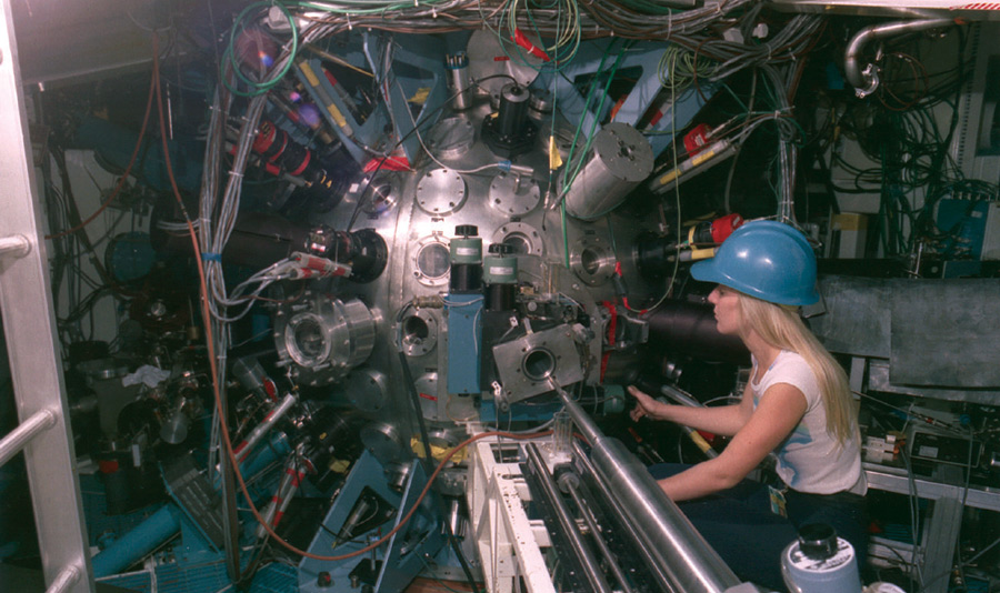 Při vývoji zrcadlových magnetů livermorští vědci také vyvíjeli velmi výkonné lasery, které by se sbíhali na kapsle vodíku ve středu koule. Tyto lasery byly použity také pro simulaci fúze v jaderných zbraních. V roce 1977 byl laser zaměřený na tuto oblast, tzv. Shiva, nejsilnějším na světě.

Credit: Lawrence Livermore National Laboratory