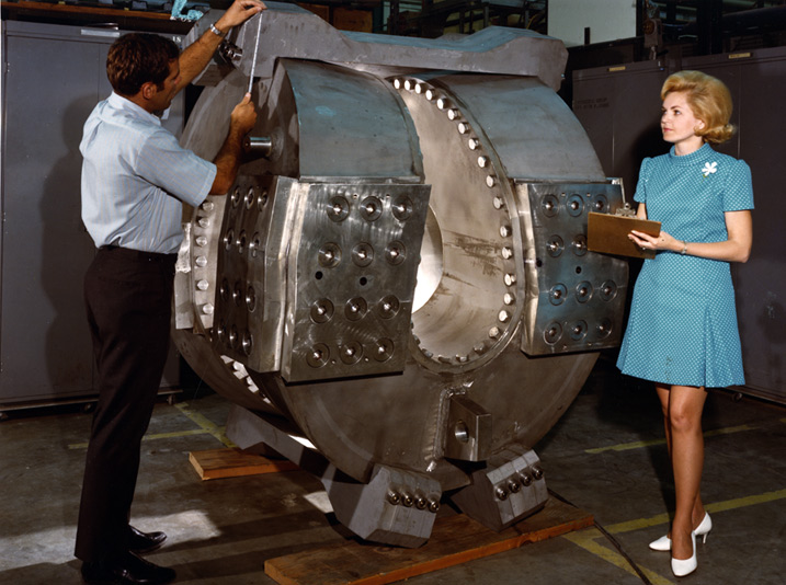 Zařízení, tzv. zrcadlové magnety omezující ultrahorkou plazmu potřebnou pro fúzi byly nejprve postaveny vědci v laboratoři Lawrence Livermore v roce 1950. V roce 1960 v téže zařízení vyvinuli zrcadlové magnety ve tvaru švy na baseballovém míči. Druhé verze (na obr.) byla postavena v roce 1969. Tvar magnetu vytvářel slabé magnetické pole obklopené silným magnetickým polem omezujícím plazmu o teplotě až 100 milionů °C.

Foto: Lawrence Livermore National Laboratory