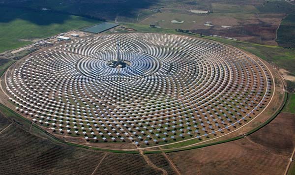 Nová solární elektrárna ve španělské Seville. 2.650 zrcadel soustředí sluneční záření k výrobě 19.9 MW elektřiny. Elektrárna byla spuštěna v květnu 2011.