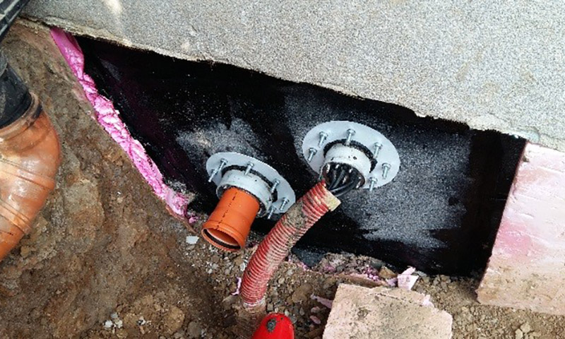 Spolehlivé utěsnění kabelů a potrubí při vstupu do budov