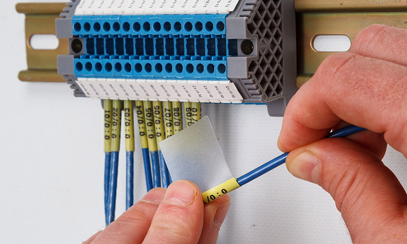 Nová otočná etiketa pro rychlejší řešení potíží s kabeláží