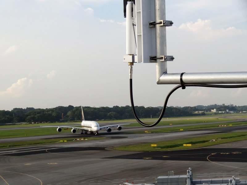 ÖLFLEX® CONNECT pomáhá při navádění letadel