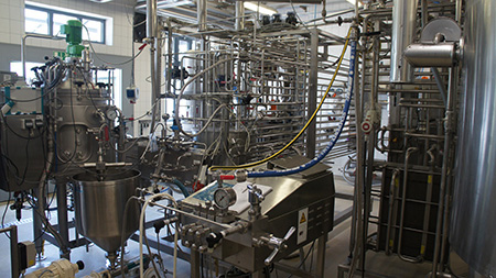 Obr. 1 Laboratoř institutu mlékárenské vědy a techniky na Univerzitě v Hohenheimu