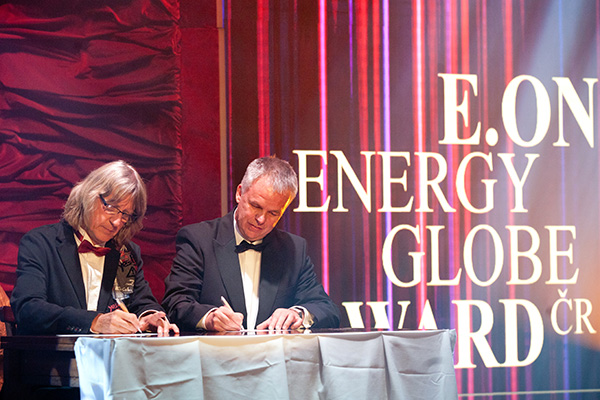 Podpis Memoranda o projektu takzvaného Smart City při příležitosti slavnostního vyhlášení vítězů soutěže E.ON Energy Globe Award ČR