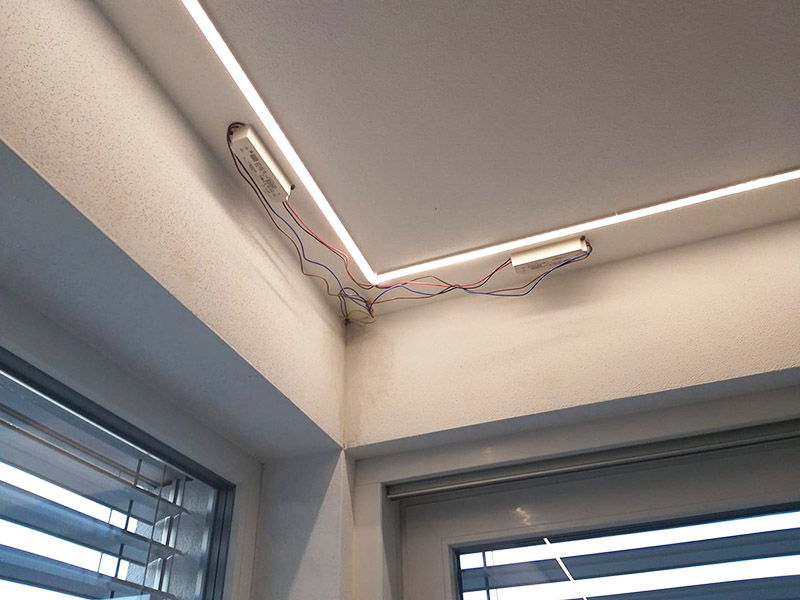 Trafa k LED páskům jako designový prvek na stropě?